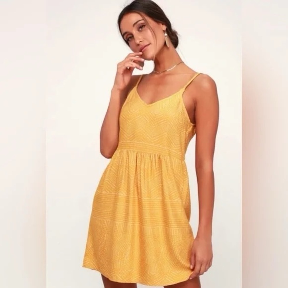 Cute, casual gold and white patterned mini dress